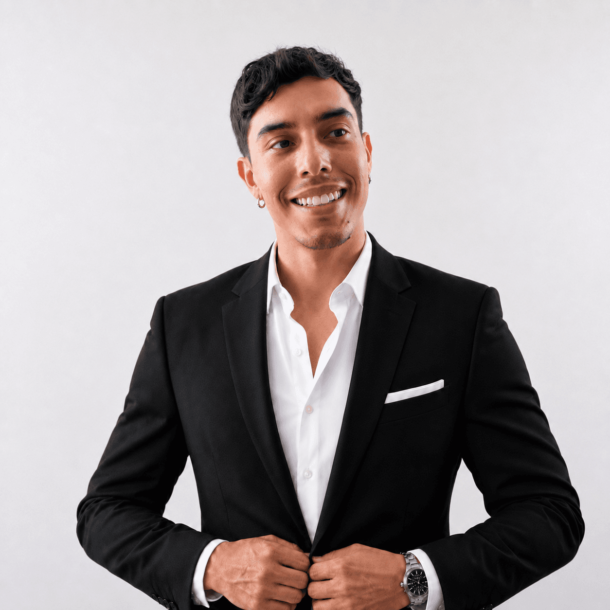 Kevin Ortiz in giacca scura e camicia bianca, ritratto professionale