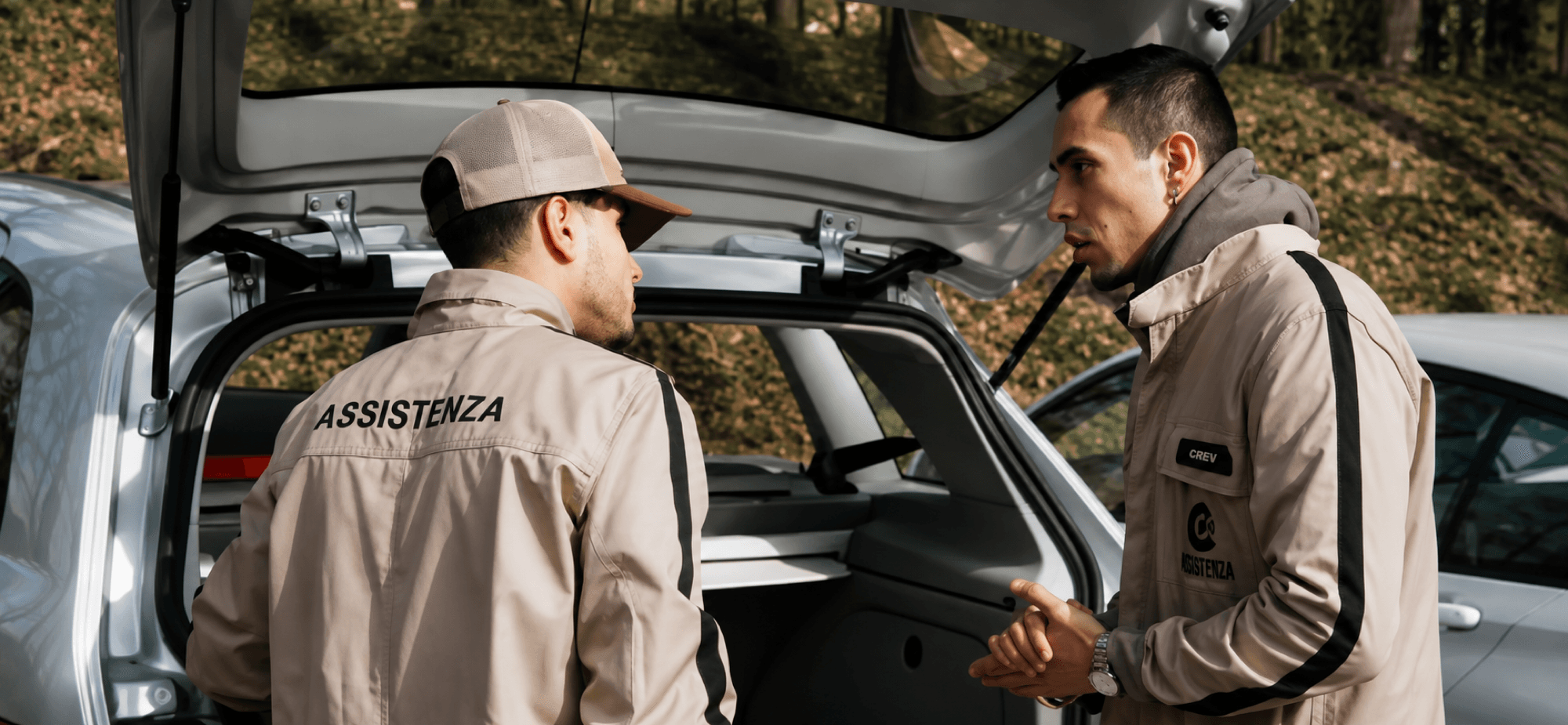 Due membri dello staff Assistenza al portellone aperto di un'auto, ai margini del percorso 1000 Miglia Warm Up Switzerland.