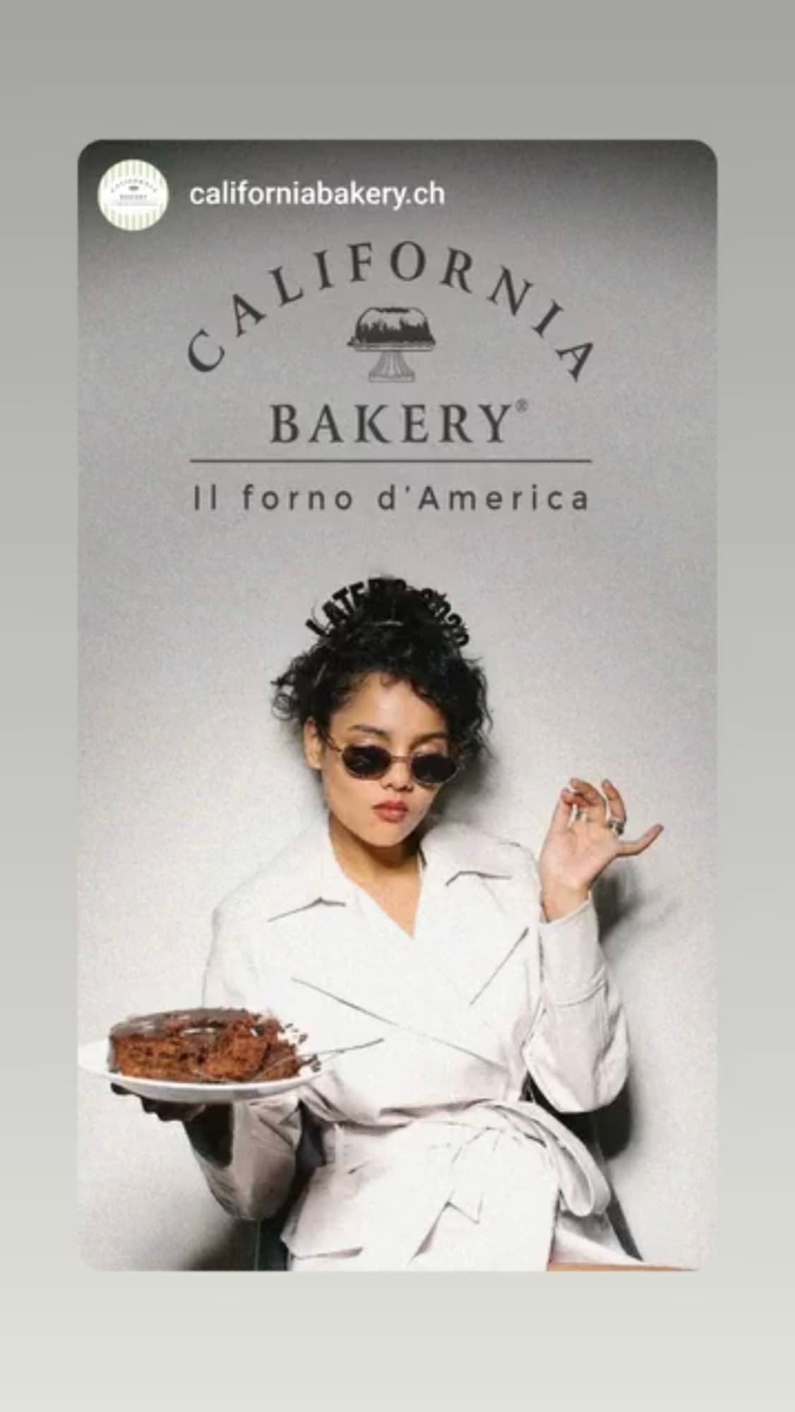 Visivo di campagna California Bakery: modella con occhiali da sole e piatto di torta, grafica «Il forno d'America».